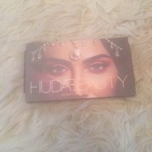 Huda beauty dessert dusk pallet